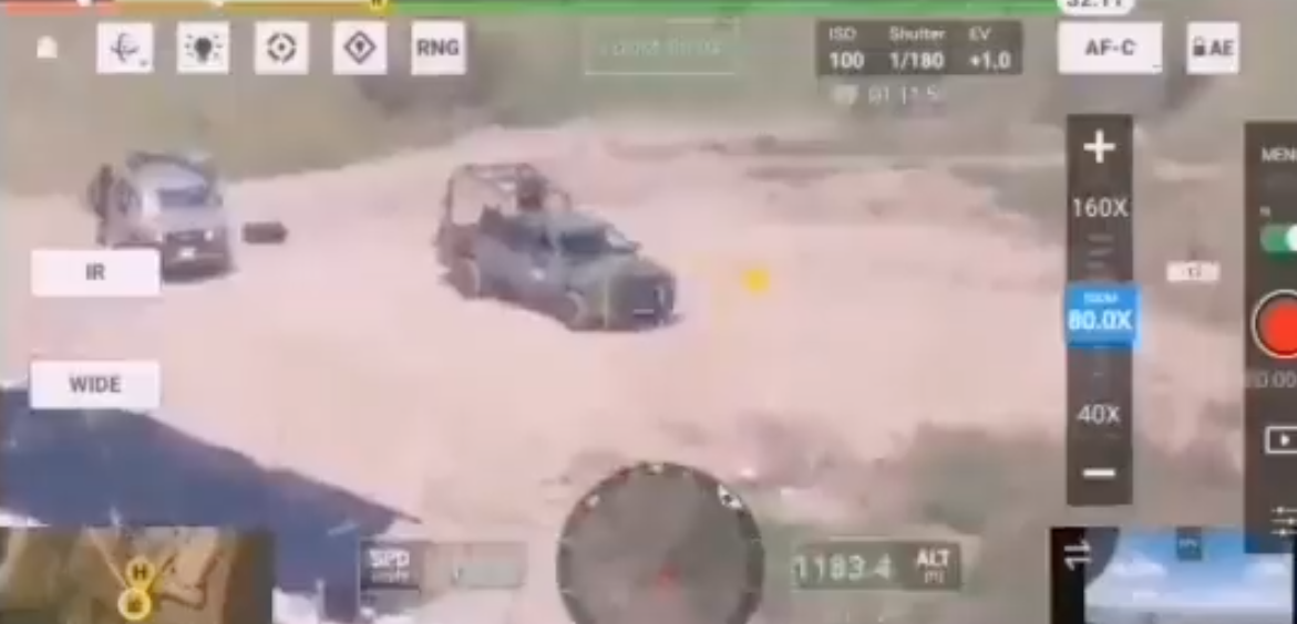 Graban a militares dando armas a civiles en Michoacán