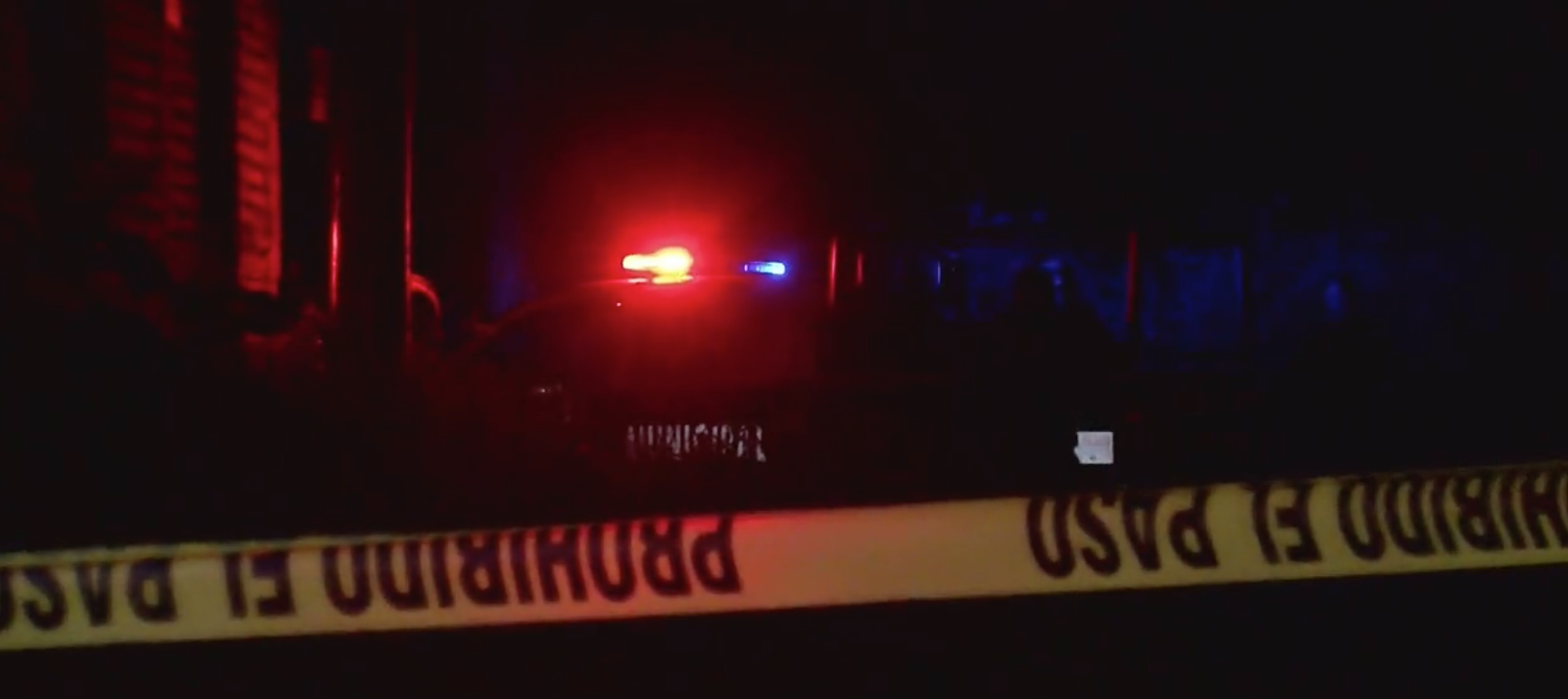 El cadáver de un hombre fue localizado envuelto en bolsas negras y cobijas en calles de la colonia Nuevo México, en el municipio de Zapopan. El hallazgo se registró cerca de las 22:00 horas, en el cruce de San Gabriel y San Jorge. Unos niños que estaban jugando fútbol dijeron a las autoridades que unos sujetos desconocidos llegaron en una camioneta y bajaron un bulto con forma de silueta humana. Una vez que los sospechosos se retiraron los jóvenes se acercaron, vieron que posiblemente se trataba de una persona y pidieron ayuda. A los pocos minutos llegaron los policías municipales y paramédicos de la Cruz Verde, quienes confirmaron que se trataba de una hombre de aproximadamente 35 a 40 años, del cual no pudieron dar mayores características por las condiciones en las que se encontraba. Los patrulleros acordonaron el área para preservar el lugar de los hechos. Poco después llegaron los agentes de la Fiscalía del Estado y peritos del Instituto Jalisciense de Ciencias Forenses para hacerse cargo de las investigaciones del caso y del levantamiento del cuerpo. El cadáver fue llevado al Servicio Médico Forense en donde deberá ser entregado a sus familiares.